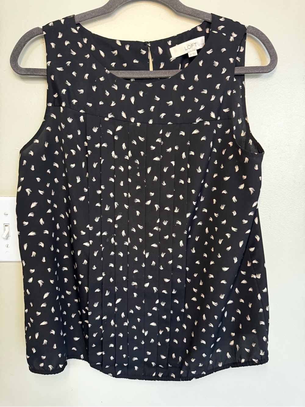 LOFT Black White Abstract Pleated Sleeveless Chiffon Blouse Round Neck PL Dressy